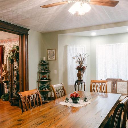 The Wolf Manor Bed and Breakfast Ellinwood Εξωτερικό φωτογραφία