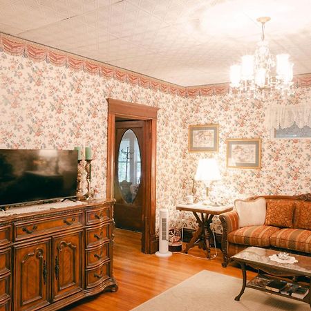 The Wolf Manor Bed and Breakfast Ellinwood Εξωτερικό φωτογραφία