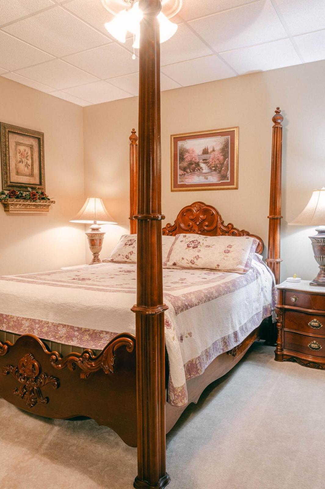 The Wolf Manor Bed and Breakfast Ellinwood Εξωτερικό φωτογραφία