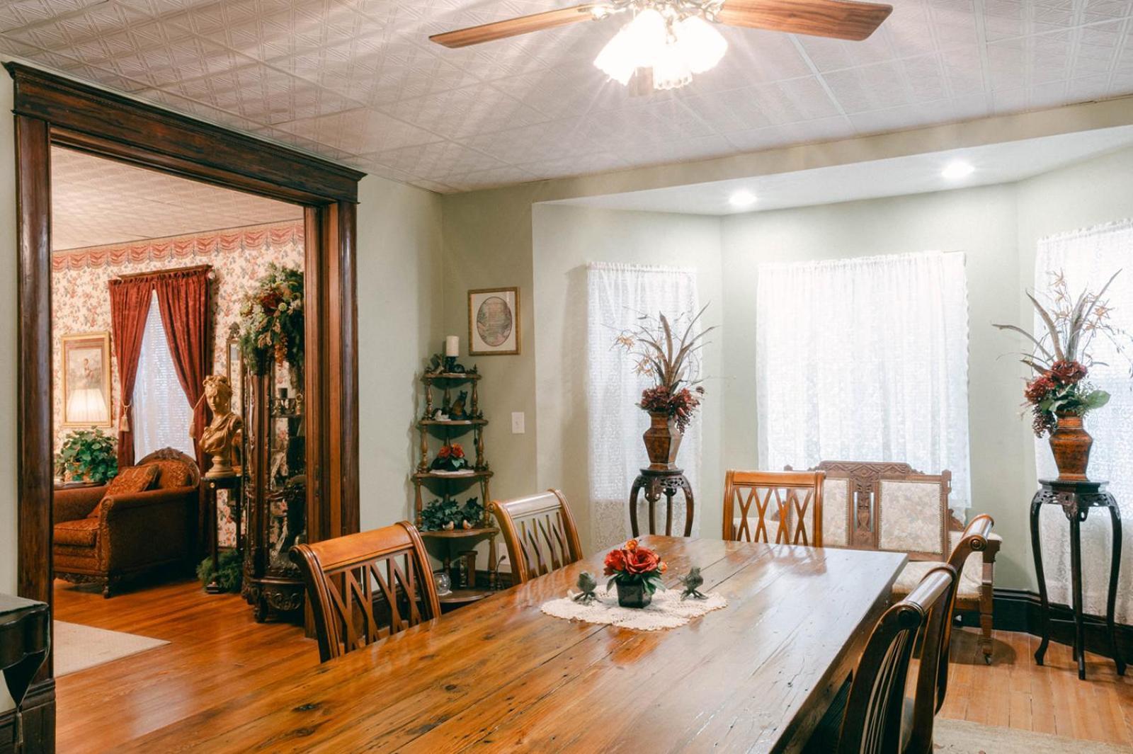 The Wolf Manor Bed and Breakfast Ellinwood Εξωτερικό φωτογραφία