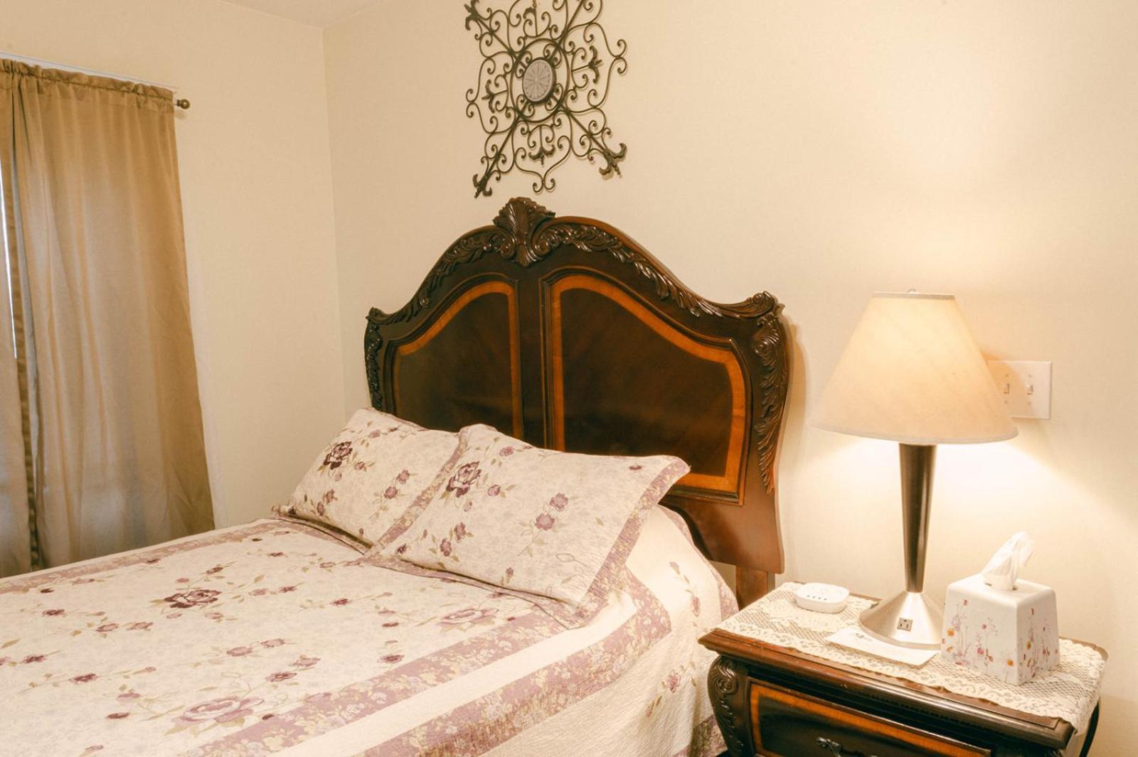 The Wolf Manor Bed and Breakfast Ellinwood Εξωτερικό φωτογραφία