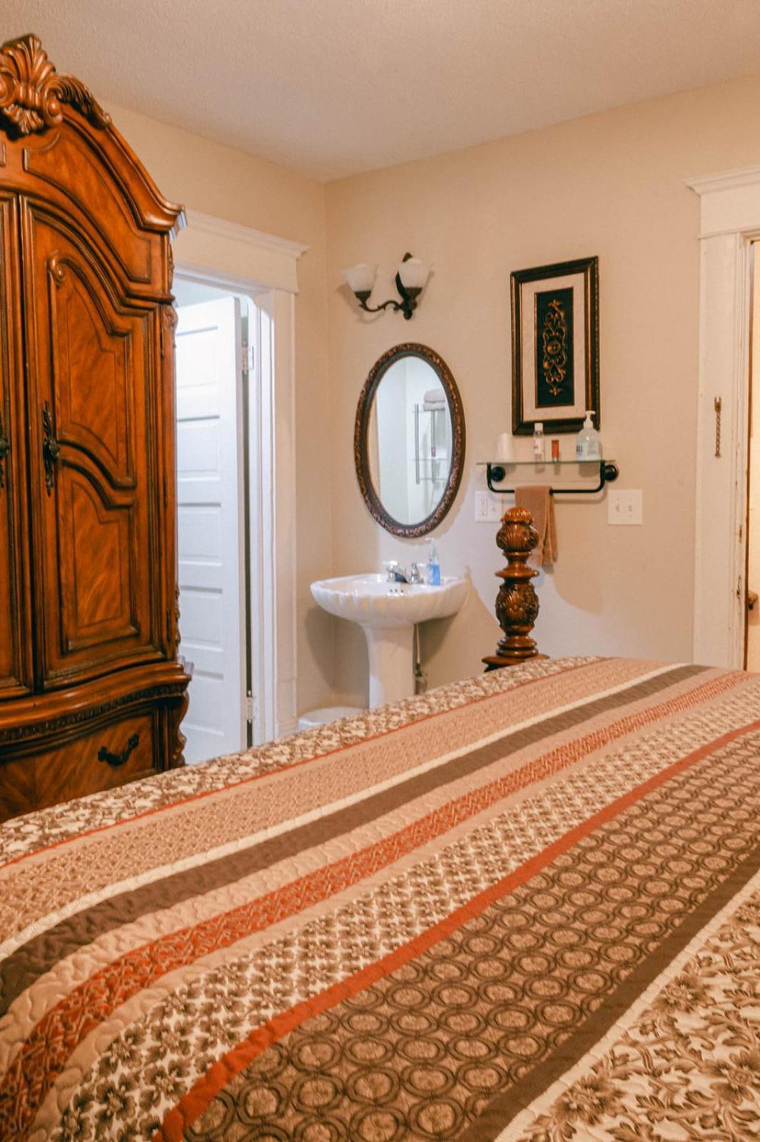 The Wolf Manor Bed and Breakfast Ellinwood Εξωτερικό φωτογραφία