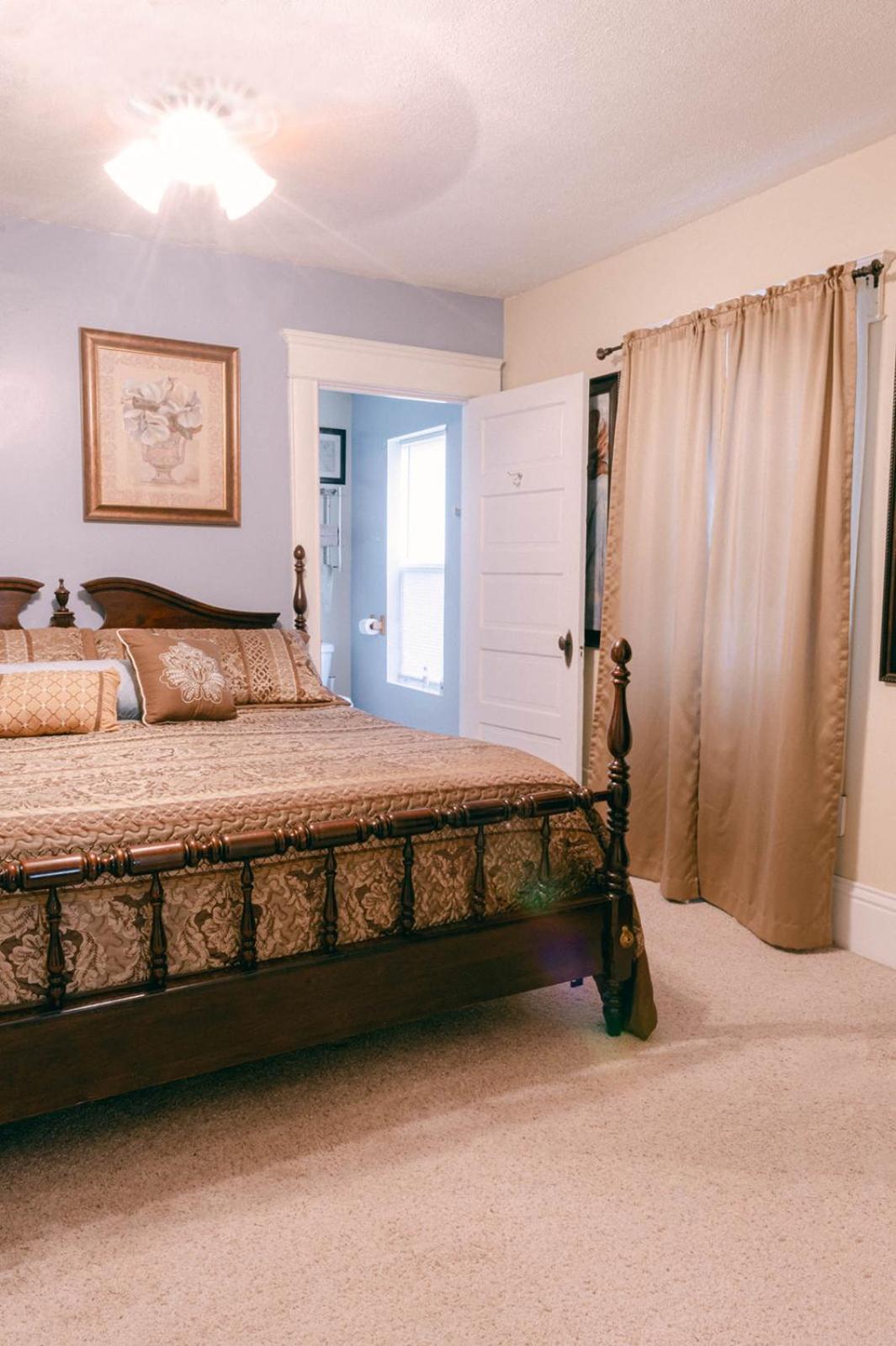 The Wolf Manor Bed and Breakfast Ellinwood Εξωτερικό φωτογραφία