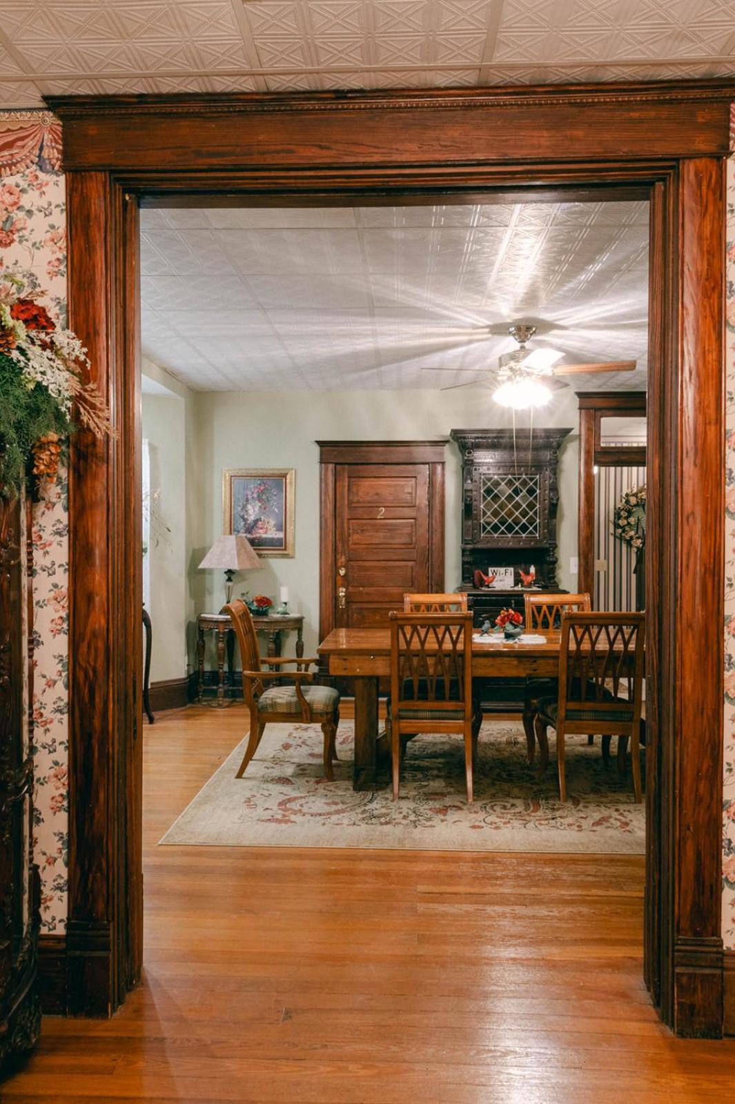 The Wolf Manor Bed and Breakfast Ellinwood Εξωτερικό φωτογραφία