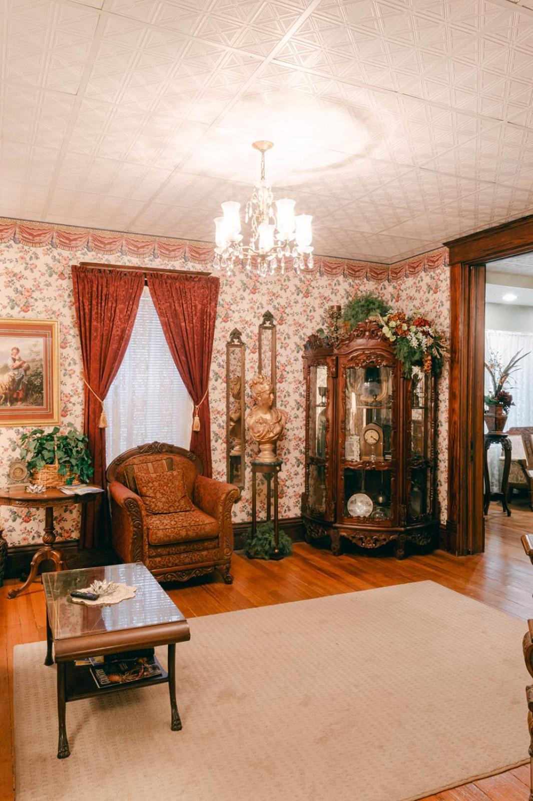 The Wolf Manor Bed and Breakfast Ellinwood Εξωτερικό φωτογραφία