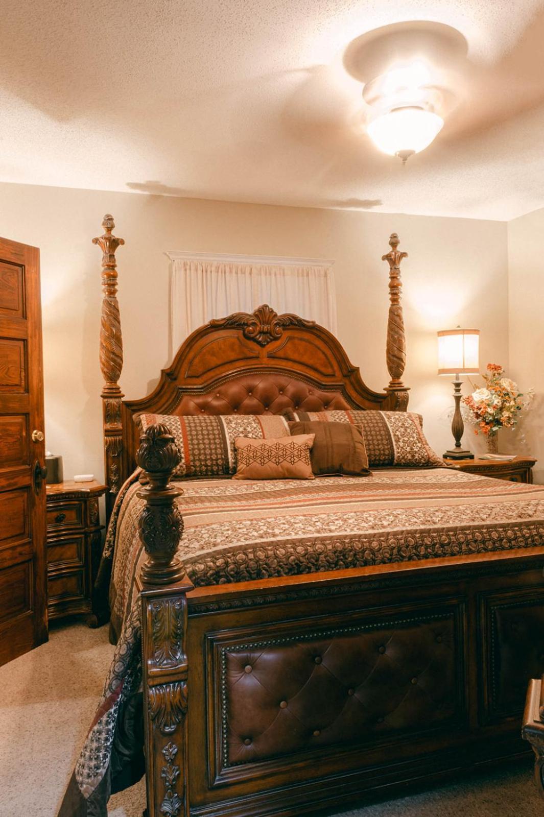 The Wolf Manor Bed and Breakfast Ellinwood Εξωτερικό φωτογραφία