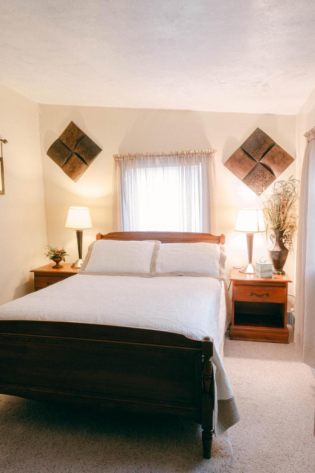 The Wolf Manor Bed and Breakfast Ellinwood Εξωτερικό φωτογραφία