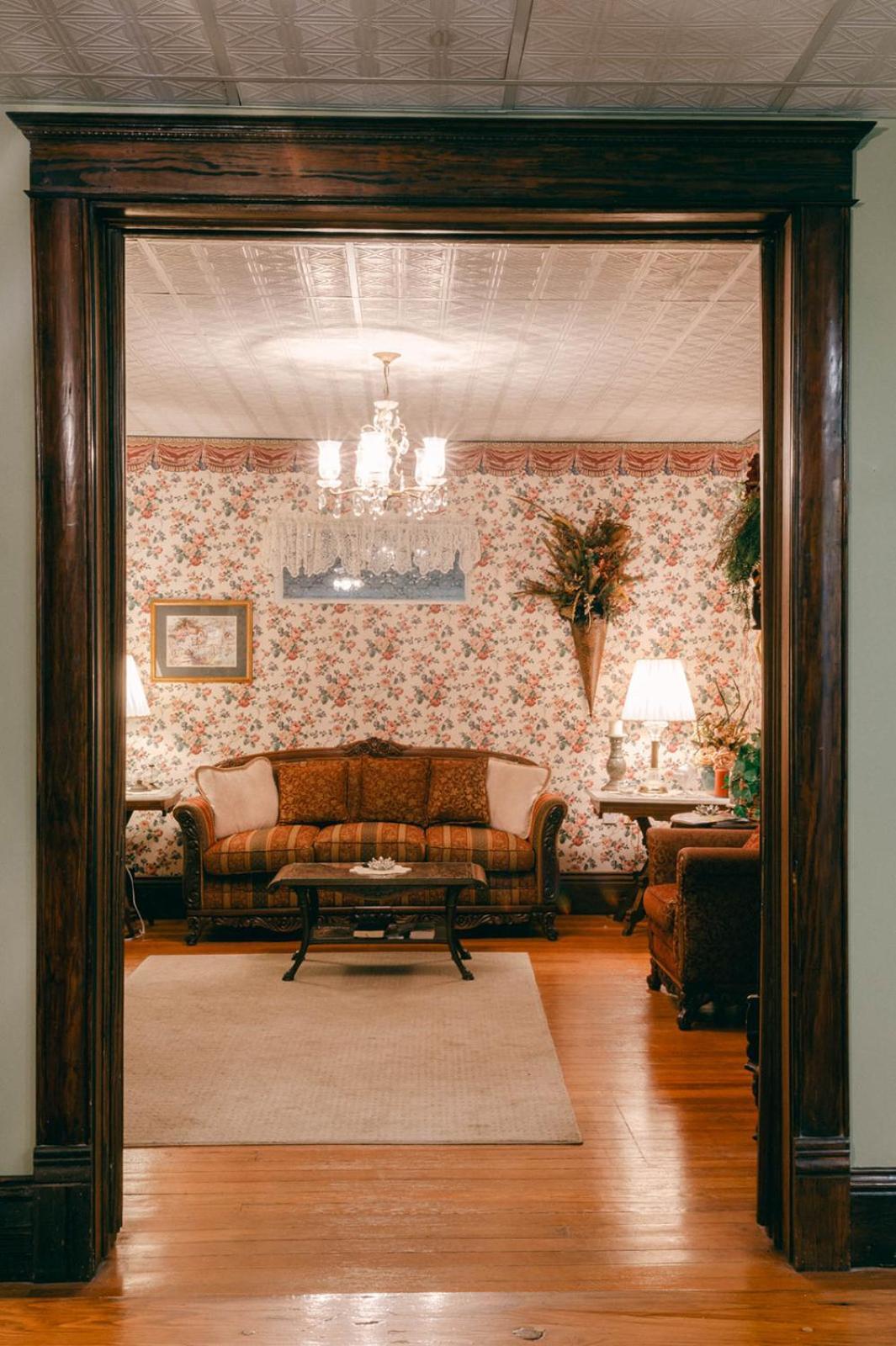 The Wolf Manor Bed and Breakfast Ellinwood Εξωτερικό φωτογραφία