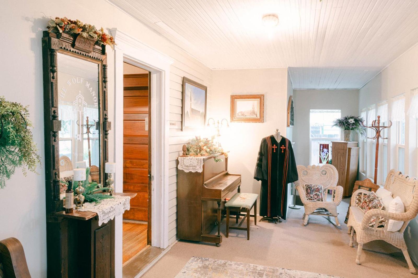 The Wolf Manor Bed and Breakfast Ellinwood Εξωτερικό φωτογραφία