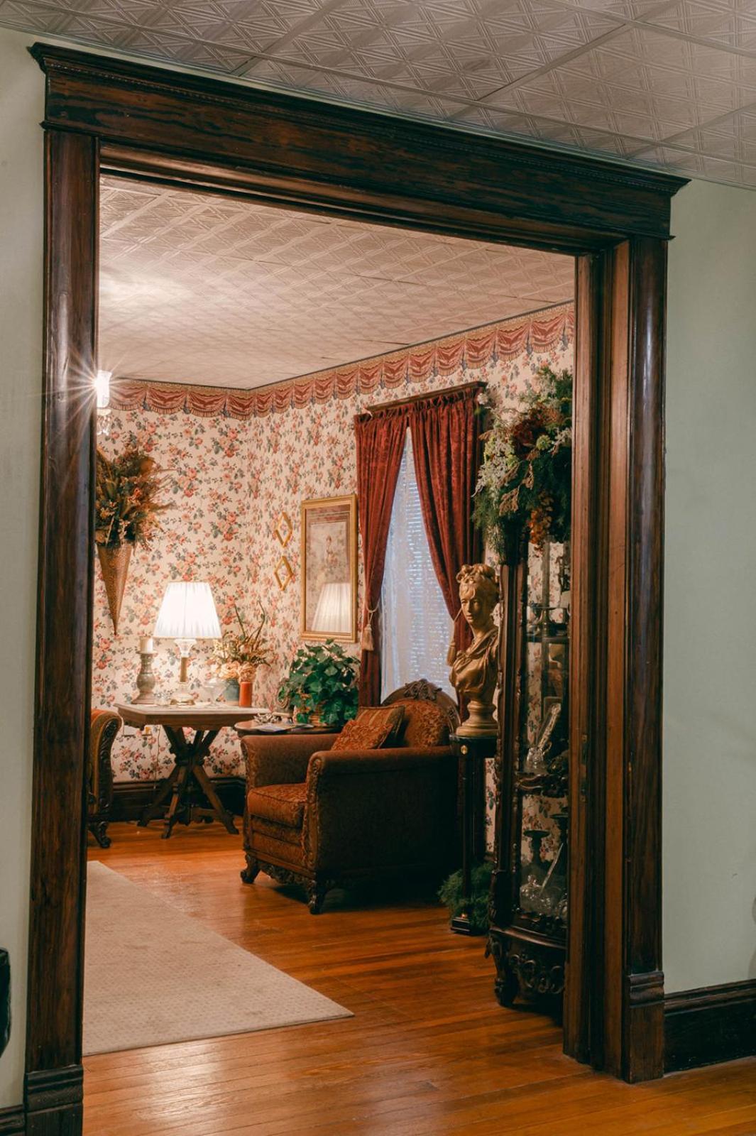 The Wolf Manor Bed and Breakfast Ellinwood Εξωτερικό φωτογραφία