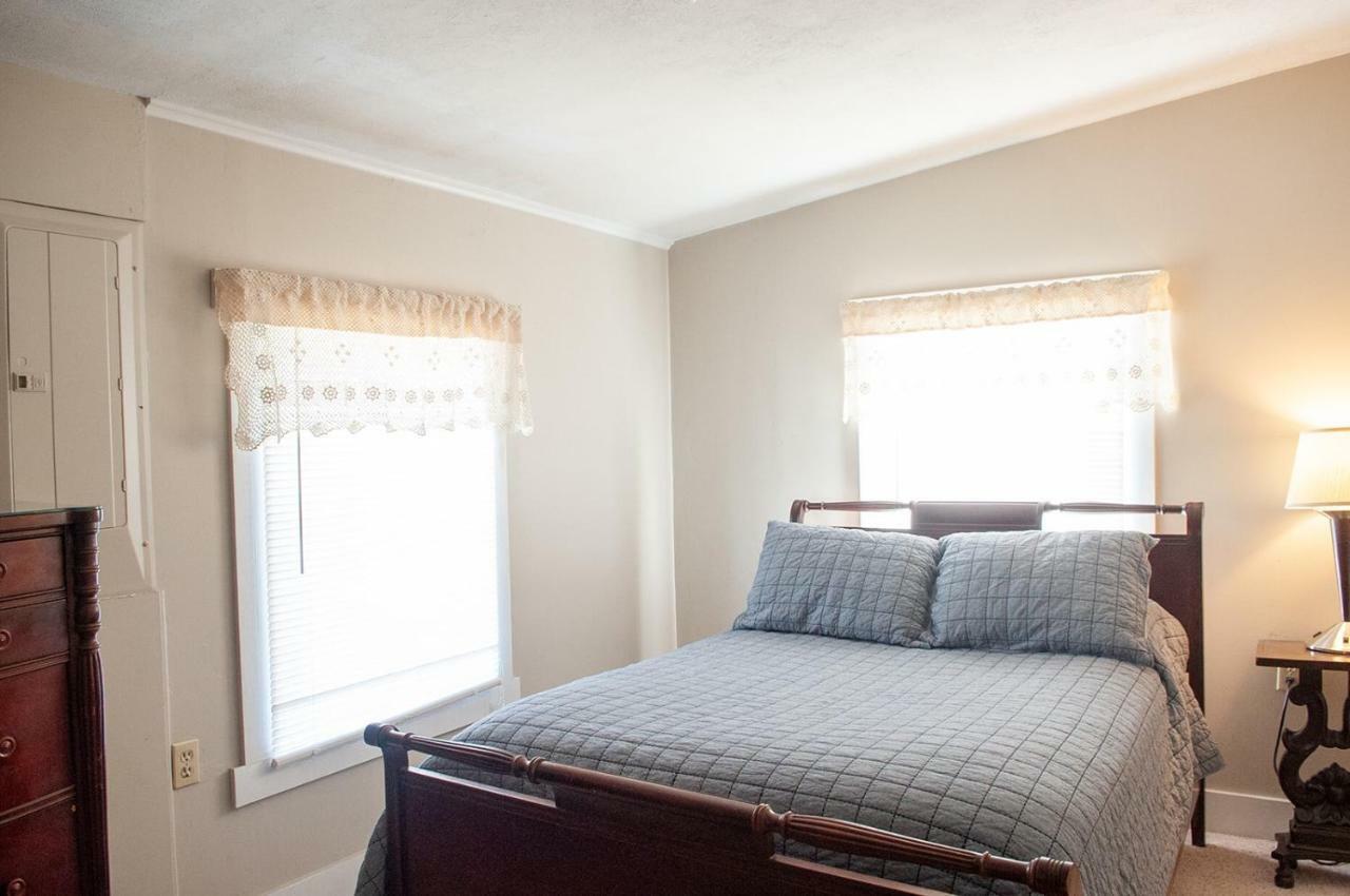 The Wolf Manor Bed and Breakfast Ellinwood Εξωτερικό φωτογραφία