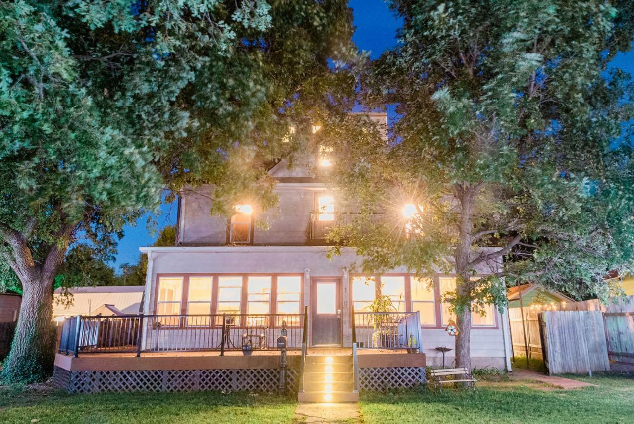 The Wolf Manor Bed and Breakfast Ellinwood Εξωτερικό φωτογραφία
